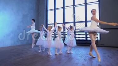 年轻的芭蕾舞演员在舞厅里<strong>演出</strong>。 芭蕾的酷炫宣传视频